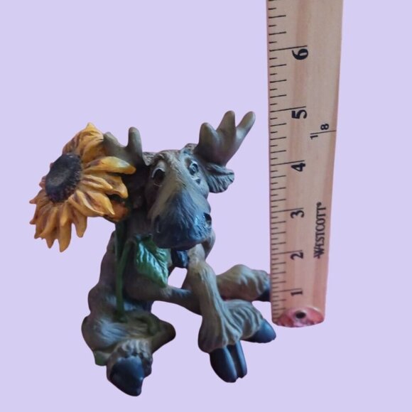 Big Sky Carvers Mountain Mooses Figurine With Sunflower - Picture 9 of 12